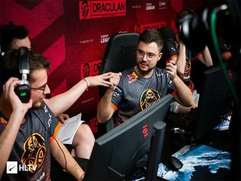 DraculaN 第六季淘汰赛首轮：FaZe轻取东道主aimclub